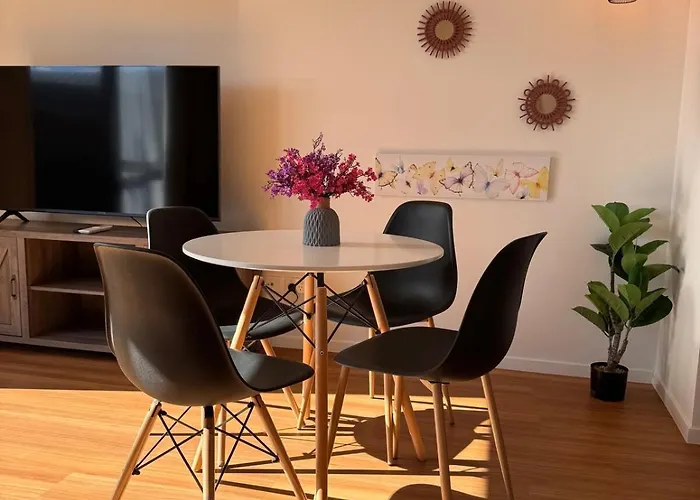 Apartment Private 2br Unit And Parking, 5 Min Drive To